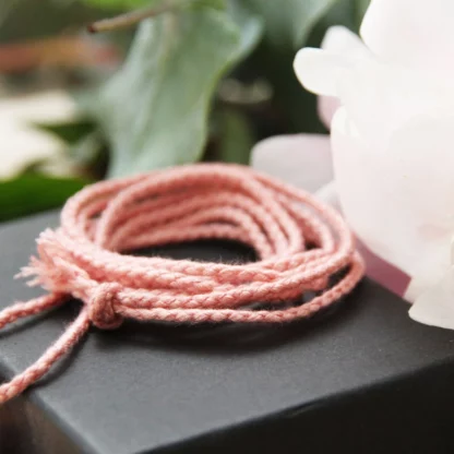 Cordon en coton tressé : le collier, de couleur vieux rose et de 2mm d'épaisseur, est solide et confortable,