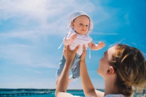 + de 30°C, comment bien s'occuper de votre bébé en sortant de la maternité ?