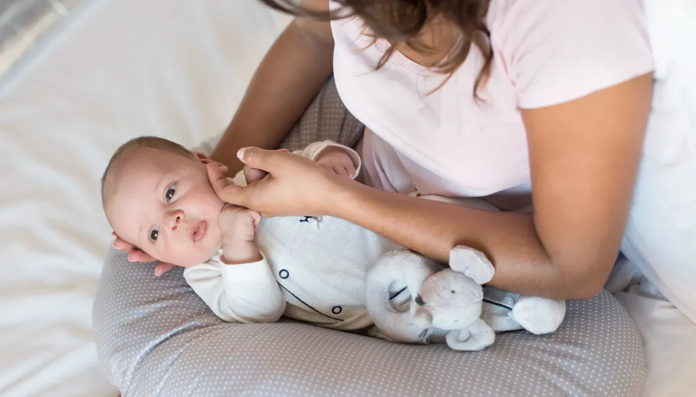 Coussin d’allaitement à la maternité : indispensable ou non ?