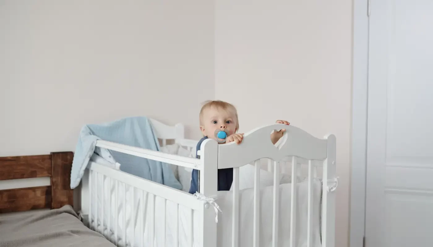 Tresse de lit bébé : tout savoir sur cet accessoire déco controversé