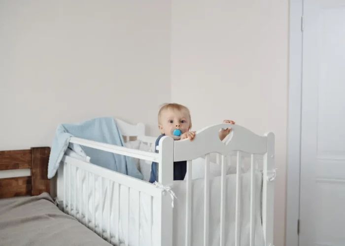 Tresse de lit bébé : tout savoir sur cet accessoire déco controversé