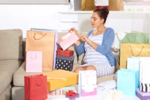 10 idées de cadeaux pour une future maman à offrir en automne