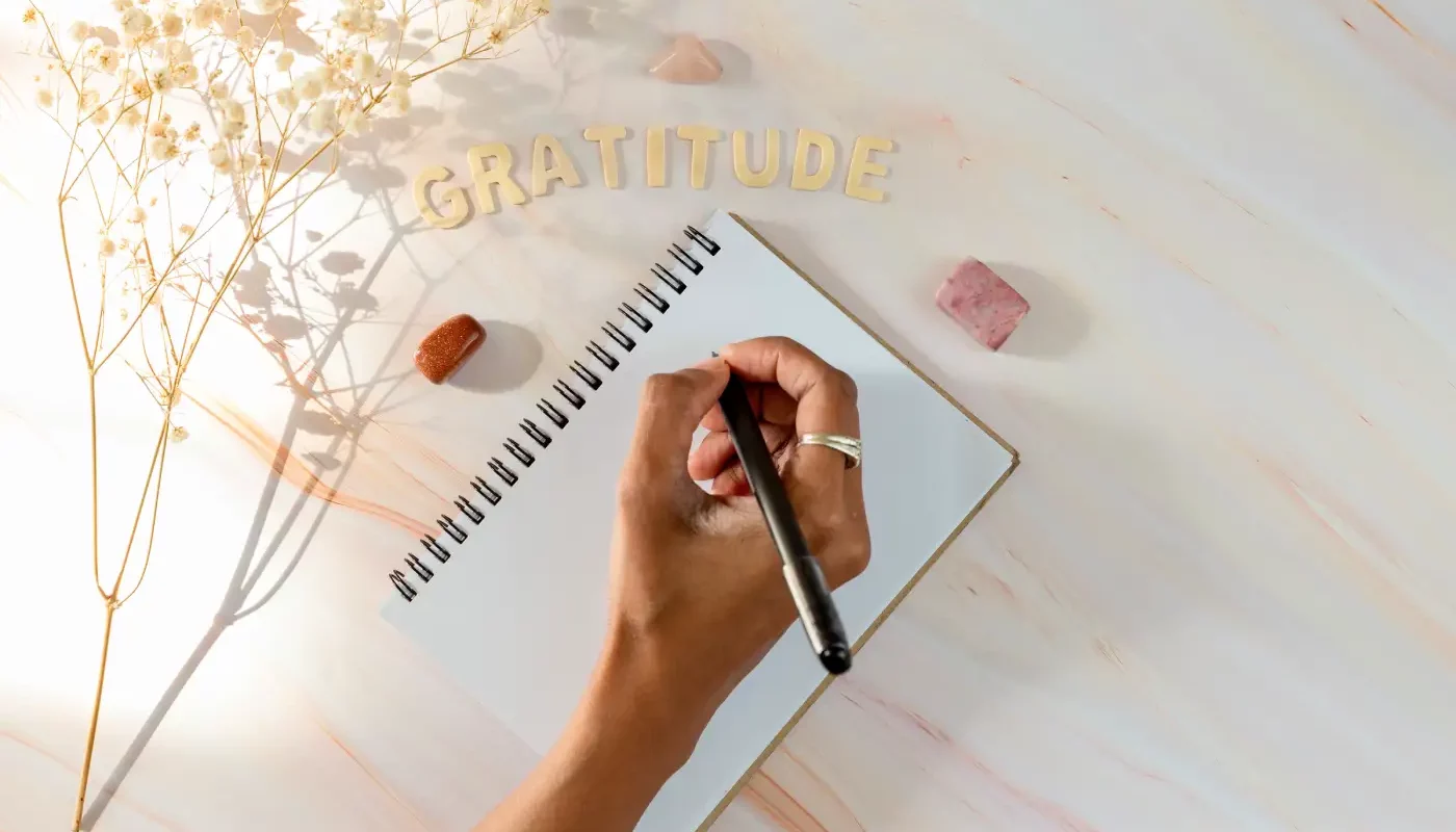 Cahier de gratitude pendant la grossesse : un allié précieux pour vivre 9 mois de sérénité